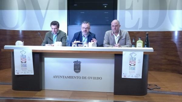 De izquierda a derecha el presidente de 'Otea, Hostelería y Turismo en Asturias' José Luis Álvarez Almeida; el concejal de Hostelería, Turismo y Congresos del Ayuntamiento de Oviedo, Alfredo García Quintana; y el CEO de 'Fenicia, marketing gourmet', Iván De izquierda a derecha el presidente de 'Otea, Hostelería y Turismo en Asturias' José Luis Álvarez Almeida; el concejal de Hostelería, Turismo y Congresos del Ayuntamiento de Oviedo, Alfredo García Quintana; y el CEO de 'Fenicia, marketing gourmet', Iván