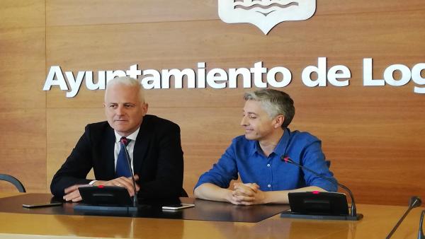 El secretario general del PSOE de La Rioja, Francisco Ocón, a la derecha, y el alcalde de Logroño, Pablo Hermoso de Mendoza, durante la rueda de prensa momentos antes de su primer encuentro oficial. El secretario general del PSOE de La Rioja, Francisco Ocón, a la derecha, y el alcalde de Logroño, Pablo Hermoso de Mendoza, durante la rueda de prensa momentos antes de su primer encuentro oficial.