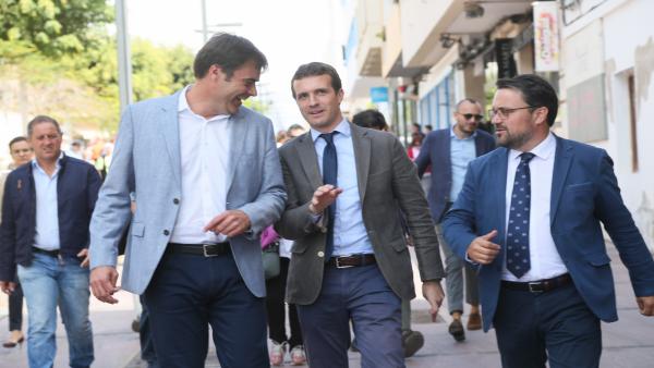 El candidato del partido al Ayuntamiento de Puerto del Rosario, Fernando Enseñat; el presidente del Partido Popular, Pablo Casado; y el presidente de los populares de Canarias, Asier Antona, en la capital de Fuerteventura, Puerto del Rosario. El candidato del partido al Ayuntamiento de Puerto del Rosario, Fernando Enseñat; el presidente del Partido Popular, Pablo Casado; y el presidente de los populares de Canarias, Asier Antona, en la capital de Fuerteventura, Puerto del Rosario.