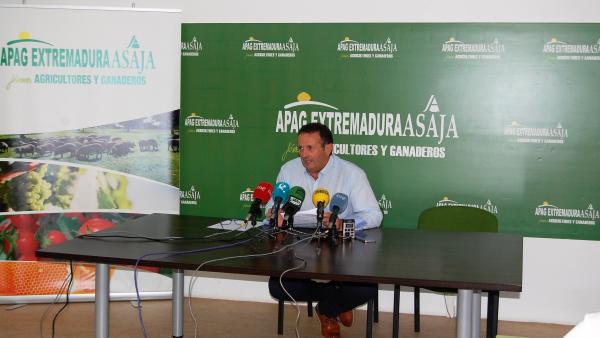 El presidente de APAG Extremadura Asaja, Juan Metidieri, analiza en rueda de prnesa la situación del cereal de invierno y la sequía El presidente de APAG Extremadura Asaja, Juan Metidieri, analiza en rueda de prnesa la situación del cereal de invierno y la sequía