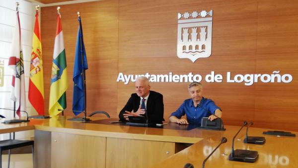 El alcalde de Logroño, Pablo Hermoso de Mendoza, a la izquierda, y el secretario del PSOE riojano, Francisco Ocón, hablan a los medios antes de su primer encuentro oficial El alcalde de Logroño, Pablo Hermoso de Mendoza, a la izquierda, y el secretario del PSOE riojano, Francisco Ocón, hablan a los medios antes de su primer encuentro oficial