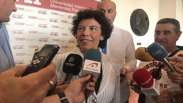 La portavoz del Gobierno y ministra de Educación en funciones, Isabel Celaá, atiende a los medios en la Universidad Internacional Menéndez Pelayo (UIMP) La portavoz del Gobierno y ministra de Educación en funciones, Isabel Celaá, atiende a los medios en la Universidad Internacional Menéndez Pelayo (UIMP)