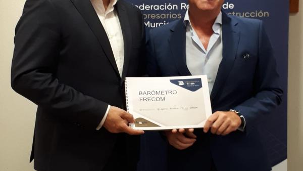 José Hernández, Presidente De FRECOM, Junto A Alfonso Segura, Nuevo Presidente De La Cámara De Contratistas, Con El Barómetro FRECOM José Hernández, Presidente De FRECOM, Junto A Alfonso Segura, Nuevo Presidente De La Cámara De Contratistas, Con El Barómetro FRECOM