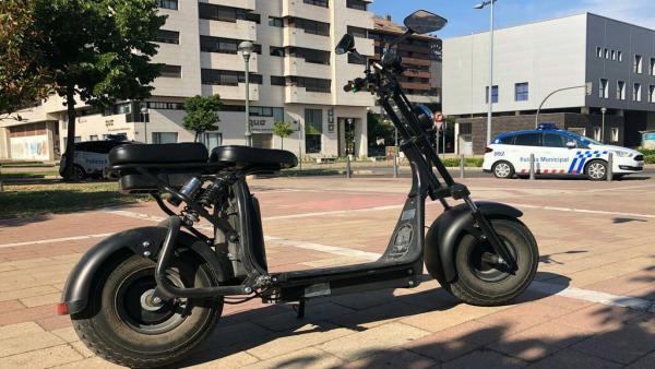Ciclomotor eléctrico en el que circulaba un menor al que se imputan dos delitos. Ciclomotor eléctrico en el que circulaba un menor al que se imputan dos delitos.