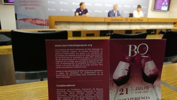 Folleto anunciador de la jornada de Enoexperiencia de las Bodegas de Quel, durante la rueda de prensa del director general de Cultura, el alcalde de Quel y la concejala de Turismo de la localidad. Folleto anunciador de la jornada de Enoexperiencia de las Bodegas de Quel, durante la rueda de prensa del director general de Cultura, el alcalde de Quel y la concejala de Turismo de la localidad.