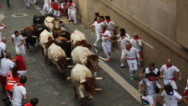 Decenas de personas corren en el segundo encierro de las fiestas de San Fermín con toros de la ganadería José Cebada Gago. Decenas de personas corren en el segundo encierro de las fiestas de San Fermín con toros de la ganadería José Cebada Gago.