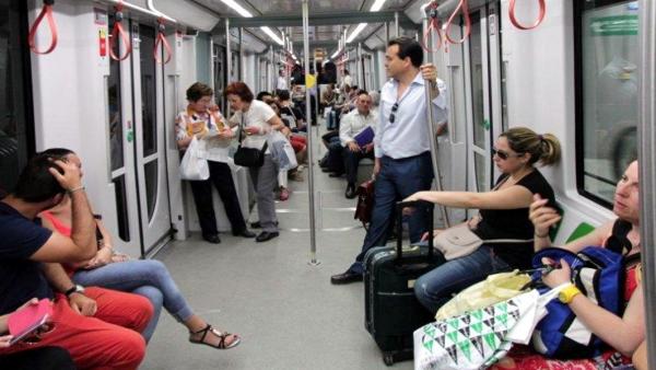 Usuarios en el Metro de Sevilla Usuarios en el Metro de Sevilla