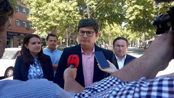 Pimentel atiende a los medios de comunicación tras su paseo en Bermejales. Pimentel atiende a los medios de comunicación tras su paseo en Bermejales.