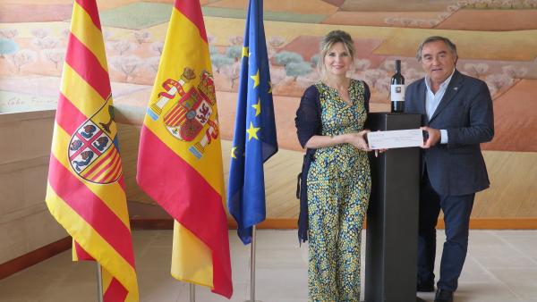 El propietario de Bodega ENATE, Luis Nozaleda, entrega el cheque solidario a la presiidenta saliente de Rotary Huesca, Eva Álvarez. El propietario de Bodega ENATE, Luis Nozaleda, entrega el cheque solidario a la presiidenta saliente de Rotary Huesca, Eva Álvarez.