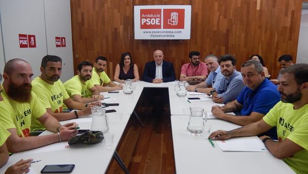 Antonio Ruiz (al fondo, centro), entre Marina Borrego y Vicente Palomares, con el comité de empresa de ABB en Córdoba Antonio Ruiz (al fondo, centro), entre Marina Borrego y Vicente Palomares, con el comité de empresa de ABB en Córdoba
