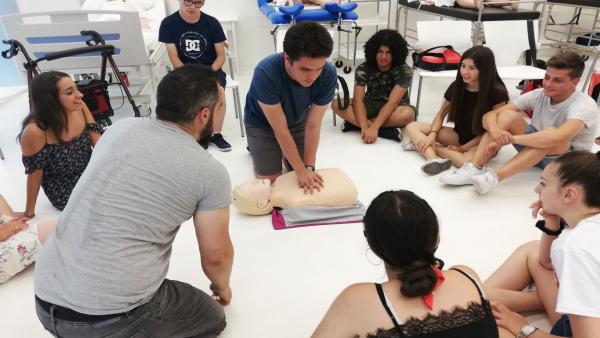 Uno de los talleres que se imparten, el de primeros auxilios Uno de los talleres que se imparten, el de primeros auxilios