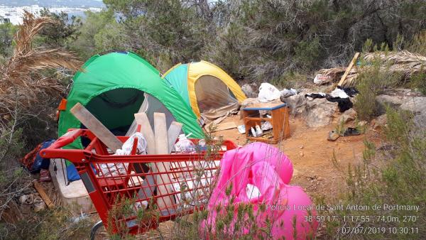 Restos de acampadas ilegales en Ibiza Restos de acampadas ilegales en Ibiza