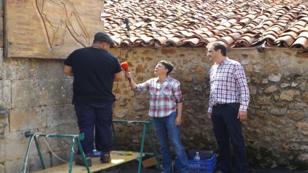 Eva Hache con el alcalde de Alfoz de Lloredo, Enrique Bretones, por la grabación de 'La Paisana' Eva Hache con el alcalde de Alfoz de Lloredo, Enrique Bretones, por la grabación de 'La Paisana'