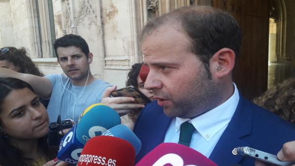 El conseller de Medio Ambiente y Territorio, Miquel Mir, atiende a los medios. El conseller de Medio Ambiente y Territorio, Miquel Mir, atiende a los medios.