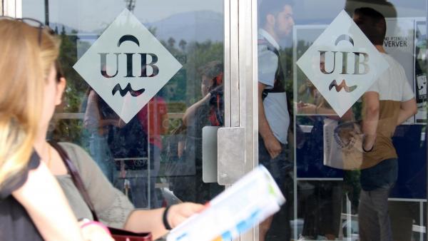 Puertas con el logo de la UIB. Imagen de recurso. Puertas con el logo de la UIB. Imagen de recurso.