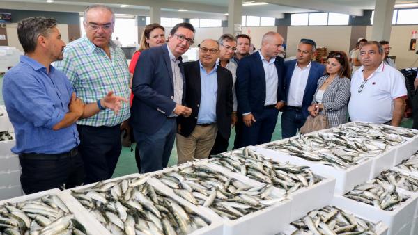 El presidente del PP de Huelva, Manuel Andrés González, en la lonja de Punta Umbría. El presidente del PP de Huelva, Manuel Andrés González, en la lonja de Punta Umbría.