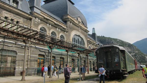 Edificio de la Estación de Canfranc desde los Arañones. Edificio de la Estación de Canfranc desde los Arañones.