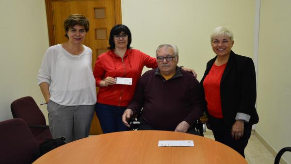 Las junteras de E-Podemos Gipuzkoa Mariví Eizagirre y María Valiente con miembros de Gielmar Las junteras de E-Podemos Gipuzkoa Mariví Eizagirre y María Valiente con miembros de Gielmar