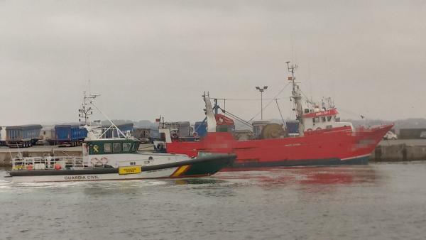 Imagen del pesquero portugués inmovilizado por la Guardia Civil en A Coruña. Imagen del pesquero portugués inmovilizado por la Guardia Civil en A Coruña.