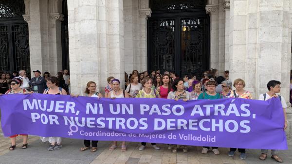 Concentración contra 'La Manada de Manresa' a las puertas del Ayuntamiento de Valladolid. Concentración contra 'La Manada de Manresa' a las puertas del Ayuntamiento de Valladolid.