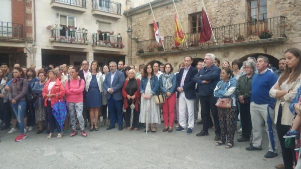 Concentración de repulsa por la muerte de la mujer. Concentración de repulsa por la muerte de la mujer.