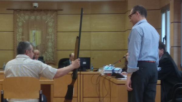 El acusado de matar al director de banco de la Solana reconoce el arma del crimen como suya durante el juicio. El acusado de matar al director de banco de la Solana reconoce el arma del crimen como suya durante el juicio.