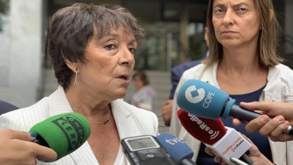 La delegada del Gobierno en Castilla y León, Mercedes Martín, atiende a los medios de comunicación ante la Delegación. La delegada del Gobierno en Castilla y León, Mercedes Martín, atiende a los medios de comunicación ante la Delegación.