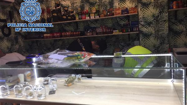 Dos agentes registran el club de cannabis. Dos agentes registran el club de cannabis.