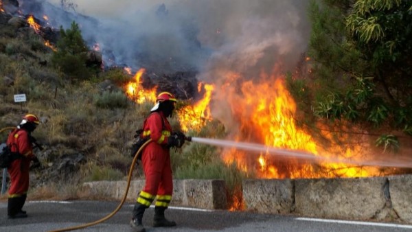 Bomberos luchando contra el fuego. Bomberos luchando contra el fuego.