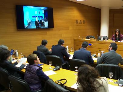 En la televisión de la izquierda, Álvaro Perez (el bigotes) durante su comparecencia sobre el caso Taula en las Cortes Valencianas por videoconferencia.