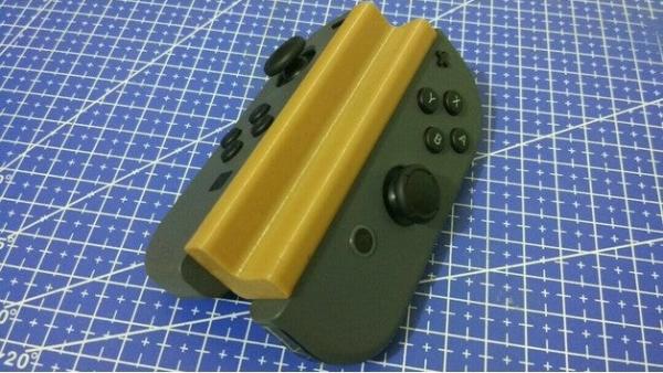 Accesorio hecho con una impresora 3D que une los dos Joy-Con de la Nintendo Switch para jugar con una mano Accesorio hecho con una impresora 3D que une los dos Joy-Con de la Nintendo Switch para jugar con una mano