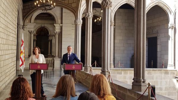La alcaldesa de Barcelona, Ada Colau, y el líder del PSC en el ayuntamiento, Jaume Collboni, presentan el acuerdo de gobierno de la presente legislatura. La alcaldesa de Barcelona, Ada Colau, y el líder del PSC en el ayuntamiento, Jaume Collboni, presentan el acuerdo de gobierno de la presente legislatura.