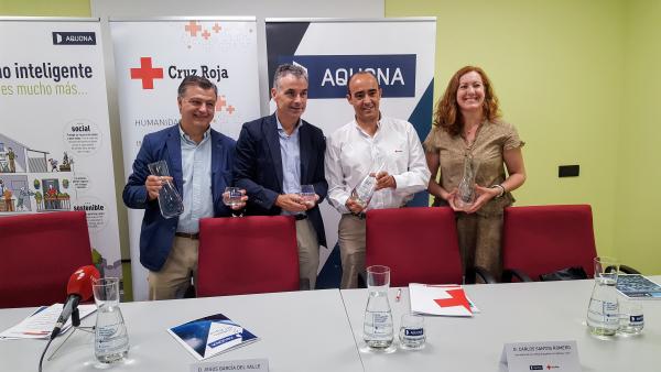 Javier del Sol y Jesús Mª García, de Aquona y Carlos Santos y Eva Alemán, de Cruz Roja. Javier del Sol y Jesús Mª García, de Aquona y Carlos Santos y Eva Alemán, de Cruz Roja.