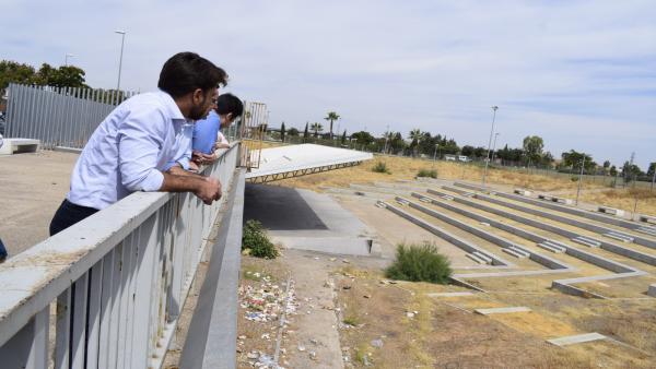 Beltrán Pérez, durante su visita a Higuerón Sur Beltrán Pérez, durante su visita a Higuerón Sur