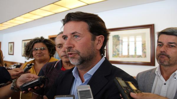 Carlos Alonso, ante los periodistas Carlos Alonso, ante los periodistas