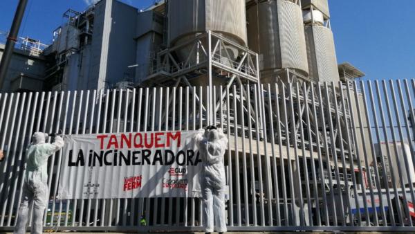 Acción de protesta de la CUP-Cagirem Barcelona ante la incineradora TERSA de Sant Adrià del Besós. Acción de protesta de la CUP-Cagirem Barcelona ante la incineradora TERSA de Sant Adrià del Besós.