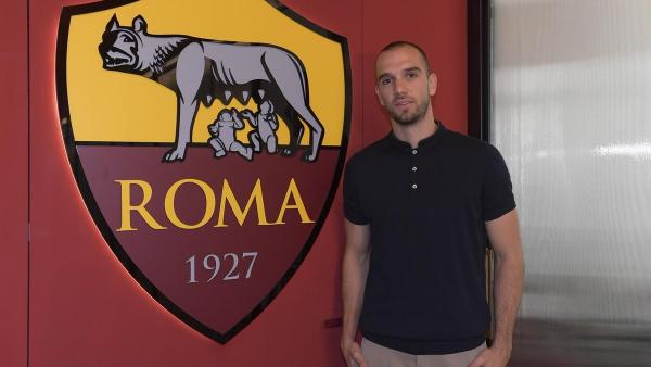 Pau López, junto al escudo de la Roma Pau López, junto al escudo de la Roma