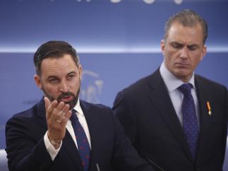 (I-D) El líder de Vox, Santiago Abascal; y el secretario general del partido, Javier Ortega Smith durante una rueda de prensa en el Congreso de los Diputados.