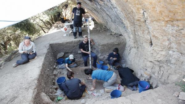 Excavación en la Cova la Foia de Vilafranca Excavación en la Cova la Foia de Vilafranca