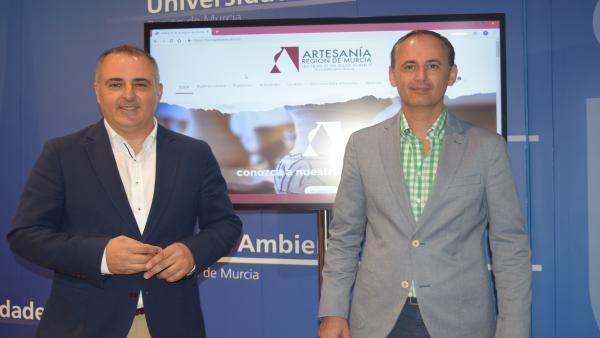 El consejero de Empleo, Universidades, Empresa y Medio Ambiente en funciones, Javier Celdrán, junto al director general de Comercio, Consumo y Simplificación Administrativa, Francisco Abril, durante la presentación de la nueva web de Artesanía de la Regió El consejero de Empleo, Universidades, Empresa y Medio Ambiente en funciones, Javier Celdrán, junto al director general de Comercio, Consumo y Simplificación Administrativa, Francisco Abril, durante la presentación de la nueva web de Artesanía de la Regió