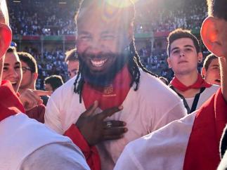 El jugador de la NFL Josh Norman corre el encierro de San Fermín