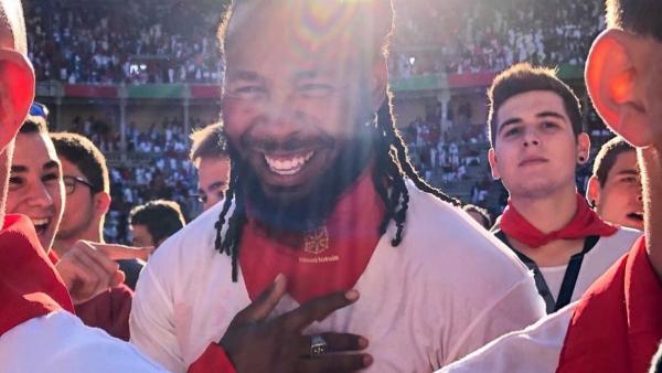 El jugador de la NFL Josh Norman corre el encierro de San Fermín El jugador de la NFL Josh Norman corre el encierro de San Fermín