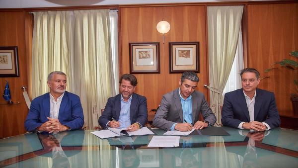 El presidente del Cabildo, Carlos Alonso y el consejero de Aguas, Narvbay Quintero, firman el convenio de obras hidráulicas El presidente del Cabildo, Carlos Alonso y el consejero de Aguas, Narvbay Quintero, firman el convenio de obras hidráulicas