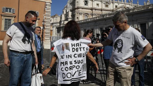 Mujer con un mensaje en su camiseta: "Dices que está en el cielo, pero, ¿dónde está su cuerpo?" Mujer con un mensaje en su camiseta: "Dices que está en el cielo, pero, ¿dónde está su cuerpo?"