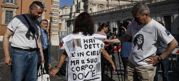 Mujer con un mensaje en su camiseta: "Dices que está en el cielo, pero, ¿dónde está su cuerpo?"