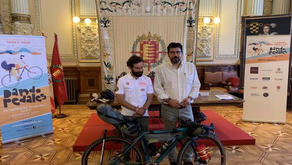 El ciclista aficionado Sergio Monge junto al concejal Alberto Bustos. El ciclista aficionado Sergio Monge junto al concejal Alberto Bustos.