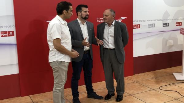 Vicente Andrés (I), Luis Tudanca (centro) y Faustino Temprano (D) comparecen tras la reunión. Vicente Andrés (I), Luis Tudanca (centro) y Faustino Temprano (D) comparecen tras la reunión.
