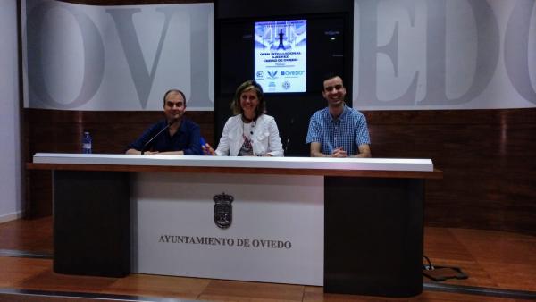De izquierda a derecha el director del tornero, Juan Alberto LLaneza Vega, la concejala de Deportes, María Concepción Méndez Suárez, y el jugador, Marcos Llaneza. De izquierda a derecha el director del tornero, Juan Alberto LLaneza Vega, la concejala de Deportes, María Concepción Méndez Suárez, y el jugador, Marcos Llaneza.