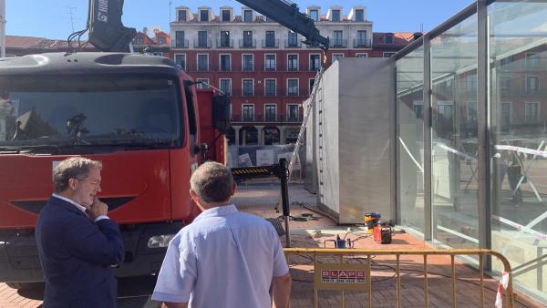 Manuel Saravia observa una de las últimas obras del aparcamiento de la Plaza Mayor. Manuel Saravia observa una de las últimas obras del aparcamiento de la Plaza Mayor.