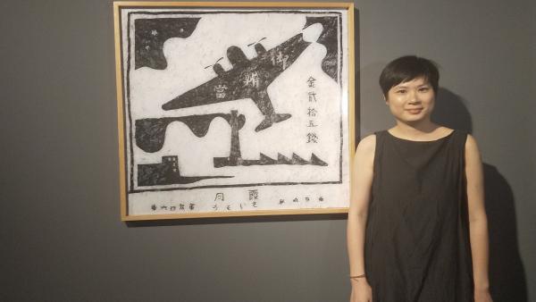 La artista china Hou I-Ting junto a una de las 24 fotografías que componen su obra 'Tejiendo identidades', este jueves en el Centro de Historias. La artista china Hou I-Ting junto a una de las 24 fotografías que componen su obra 'Tejiendo identidades', este jueves en el Centro de Historias.